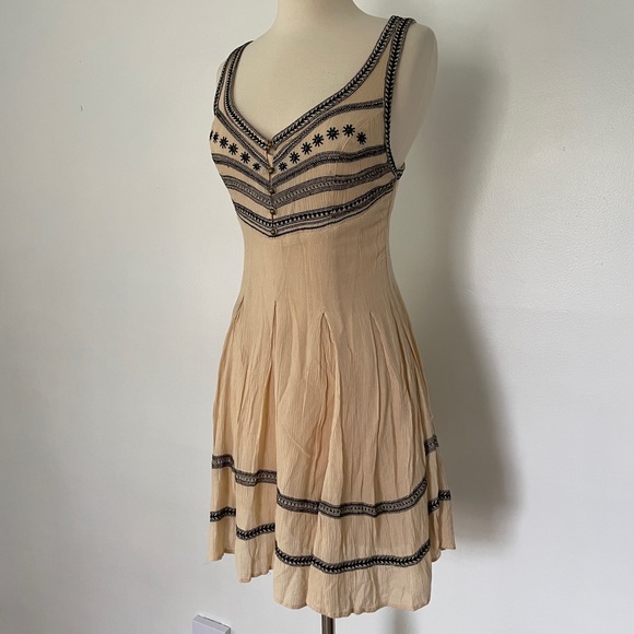 Free People 2013 Beige Tan Embroidered Crisscross Back Strap Mini Dress Size 2 - Picture 4 of 11